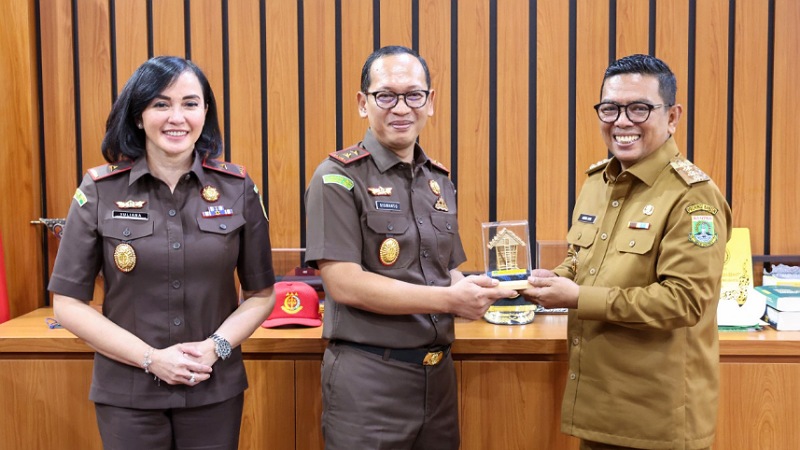 Gubernur Banten Andra Soni saat bersilturahmi ke Kejati Banten untuk menjalin sinergi mengawal pembangunan di Banten. -- Dok Adpimpro Setda Banten --