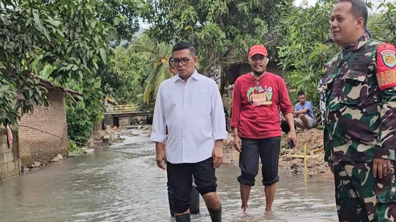 Gubernur Banten Andra Soni meninjau sungai terdampak longsor di Padarincang. -- Dok. Adpimpro Setda Banten --