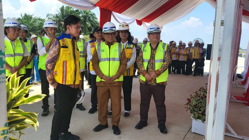 Wapres Gibran Rakabuming Raka didampingi Gubernur Banten meninjau pembangunan Jalan Tol Serang-Panimbang. --Dok Adpimpro Setda Banten -