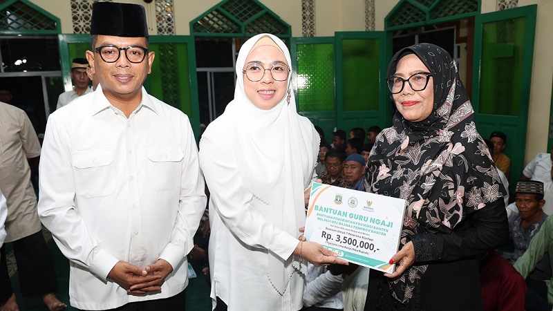 Gubernur Banten Andra Soni dan istri saat Safari Ramadan di Kabupaten Tangerang--Dok Adpimrpro Setda Banten --