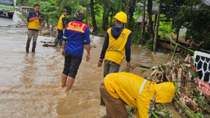 Gubernur Banten Andra Soni perintahkan OPD gaspol bantu korban banjir dan longsor. - Dok. Adpimpro Setda Banten/RMN -