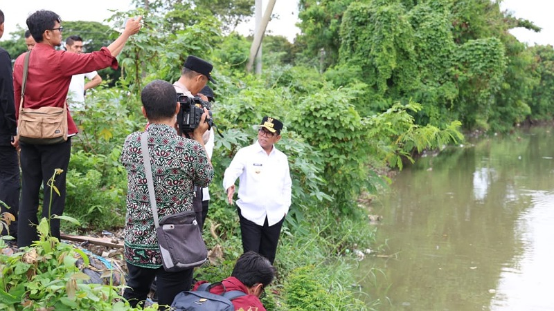 Gubernur Banten Andra Soni memeriksa Daerah Aliran Sungai (DAS) Cibanten yang menimbulkan banjir di wilayah Jaud, Kasemen. -- Dok. Adpimpro Setda Banten - 0