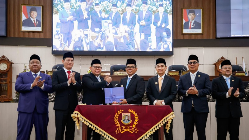 Gubernur Banten Andra Soni saat serijab dari Pj Gubernur Banten A Damenta, Selasa (4/3). -- Dok Adpimpro Setda Banten --