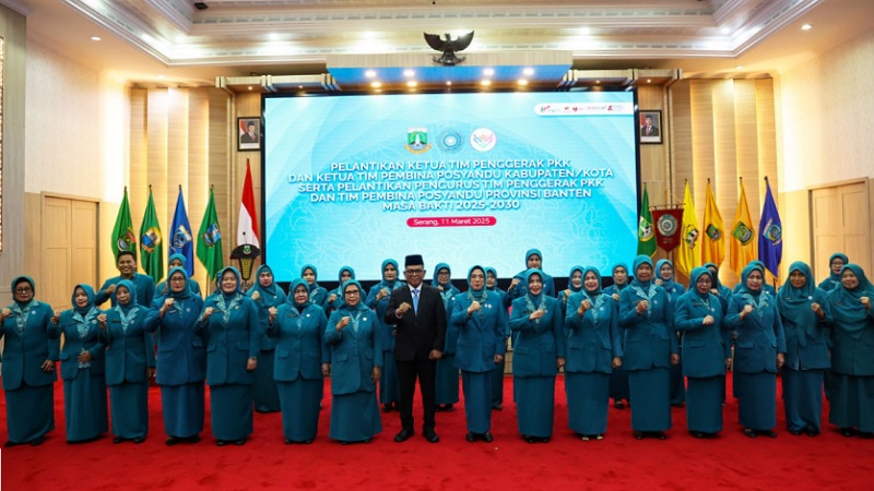 Gubernur Banten Andra Soni berfoto bersama Pengurus TP PKK dan dan Pembina Posyandu Provinsi Banten Masa Bakti 2025-2030 seusai pelantikan. - Dok. Adpimpro Setda Banten -