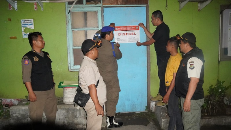 Satpol PP Kabupaten Tangerang menyegel tempat hiburan yang melangar di bulan Ramadan. - Dok. Diskominfo Kab Tangerang -