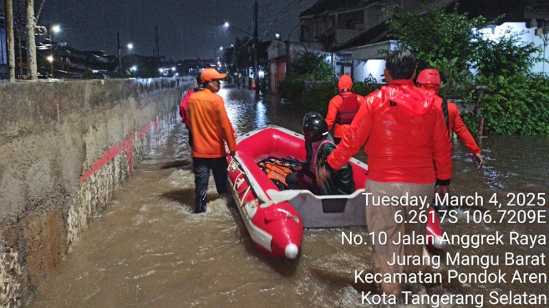 Badan Penanggulangan Bencana Daerah (BPBD) Tangsel membantu penanganan banjir di wilayah Jurangmanu. - Dok Pemkot Tangsel -