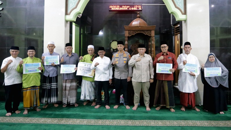 Walikota Tangerang Sachrudin menyerahkan bantuan hibah untuk sejumlah lembaga keagamaan di acara Tarling Ramadan 2025. -- Dok. Pemkot Tangerang -