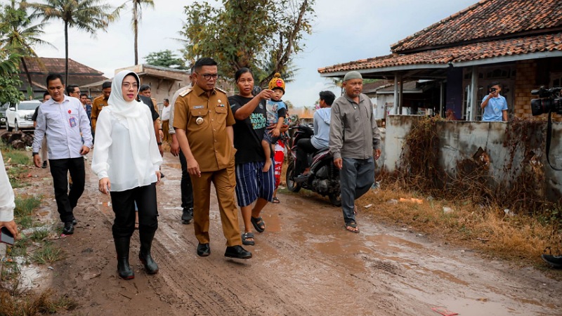 Tinjau Jalan Rusak di Pontang Serang, Gubernur Banteni Prioritaskan Perbaikan