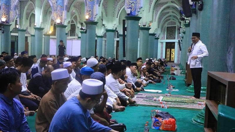 Wali Kota Tangerang Sachrudin saat menyampaikan sambutan di acara tarawih di Masjid Raya Al-A'zhom, Minggu (2/3). - Dok. Pemkot Tangerang -