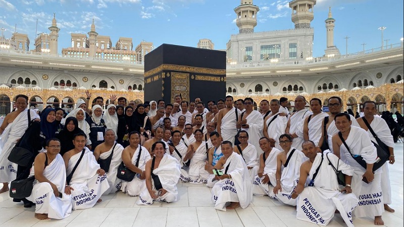 Empat Pesan Kakbah: Wasiat Menag Nasaruddin Umar untuk Petugas Haji Indonesia Menag Nasaruddin Umar berfoto bersama dengan petugas haji di Kakbah, Masjidil Haram, Senin (29/4/2025). - Dok. Kemenag -