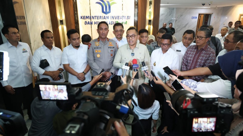 Andra Soni Blak-blakan: Jangan Sampai Banten Dicap Daerah Tak Ramah Investasi! Gubernur Banten Andra Soni bersama Wakil Menteri Investasi dan Hilirisasi/BKPM Todotua Pasaribu memimpin Rapat Fasilitasi Penyelesaian Permasalahan Investasi PT Chandra Asri Alkali. - Biro Adpimpro Banten -
