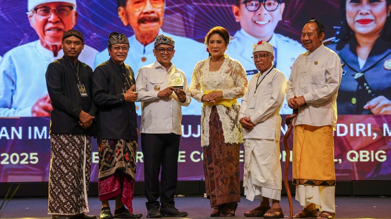 Andra Soni: Dharma Santi Jadi Momen Satukan Spirit Pembangunan Gubernur Banten Andra Soni saatmenghadiri Dharma Santi Banten 2025 sebagai bagian dari perayaan Hari Suci Nyepi Tahun Saka 1947. - Foto: Biro Adpimpro Banten -