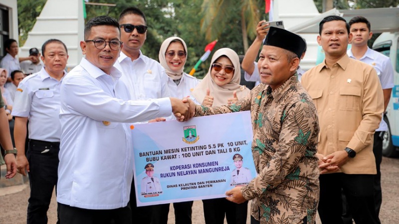 Andra Soni Luncurkan Banten Makmur: Nelayan Diganjar Bantuan, Usaha Perikanan Digenjot! Gubernur Banten Andra Soni meluncurkan program Banten Makmur - Biro Adpimpro Banten -