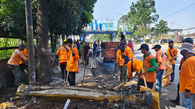 Bongkar Lagi! TPS Liar di Barat Kota Tangerang Disapu DLH DLH Kota Tangerang membersihkan TPS liar. - Foto: Dok Pemkot Tangerang -