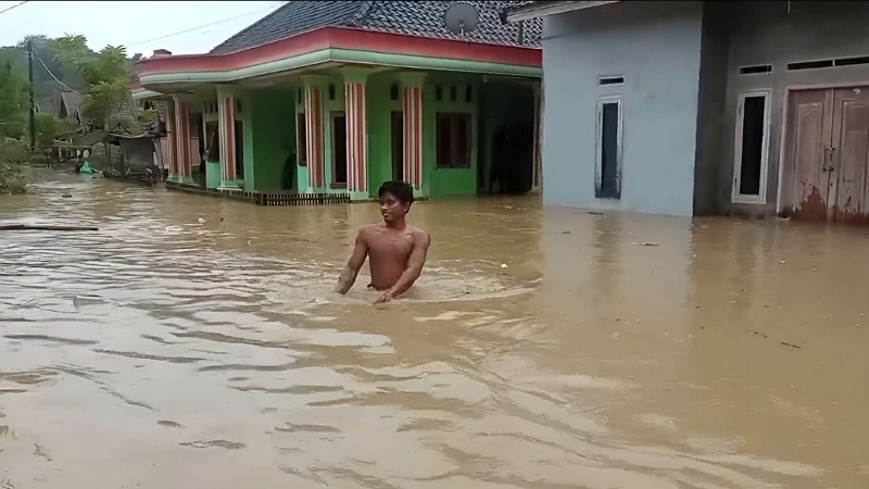 BREAKING: Kampung Cikayas Angsana Pandeglang Teredam 2,5 Meter! Kampung Cikayas, Kecamatan Angsana, dilaporkan terendam banjir setinggi 2 hingga 2,5 meter sejak Senin pagi, 26 Mei 2025. - Foto: Dok KSB/RRI Banten -