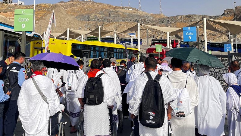 Cuaca Makkah Mencapai 42 Derajat! Jemaah Diimbau Salat di Hotel Saat Siang Hari Jemaah haji diimbau salat di hotel pada siang hari mengingat cuaca panas tembus 42 derajat. - Foto: Dok Kemeng -