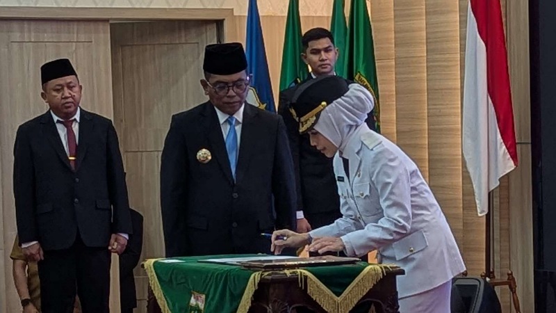 Pelantikan Bupati dan Wakil Bupati Serang, Ratu Rachmatu Zakiyah dan Najib Hamas oleh Gubernur Banten Andra Soni - Foto: Dok RRI Banten -
