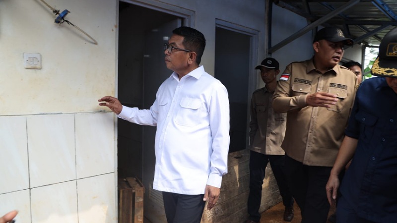 Gubernur Banten Andra Soni saat meninjau Huntap di Kampung Cigobang, Lebak - Biro Adpimpro Banten -
