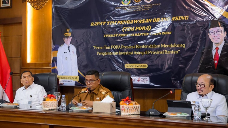 Gubernur Banten Warning Soal Gangguan Asing: Visa Investasi Bisa Disalahgunakan! Gubernur Banten Andra Soni saat membuka Rapat Tim Pengawasan Orang Asing (Tim PORA) Provinsi Banten di Gedung Negara, Selasa (6/5/2025) - Biro Adpimpro Banten -