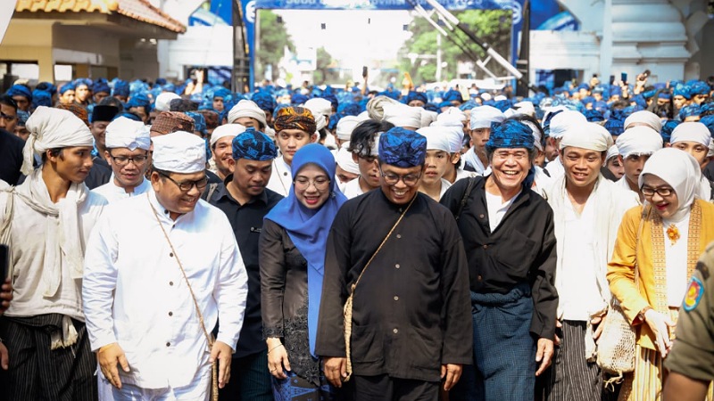 Jadi Inspirasi! Gubernur Banten: Warga Baduy Jaga Alam & Adat Tanpa Kompromi! Gubernur Banten Andra Soni dan istri saat menerima Warga Baduy dalam Seba Baduy 2025 - Biro Adpimpro Banten -