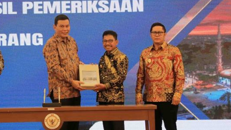 Wali Kota Tangerang Sachrudin saat menerima penghargaan WTP untuk ke 18 kalinya dari BPK. - Dok Pemkot Tangerang -