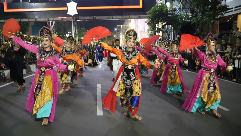 Kota Tangerang sukses mencuri perhatian warga dalam gelaran Parade Karnaval Budaya yang jadi rangkaian Musyawarah Nasional (Munas) VII APEKSI 2025 di Surabaya. - Dok Pemkot Tangerang -