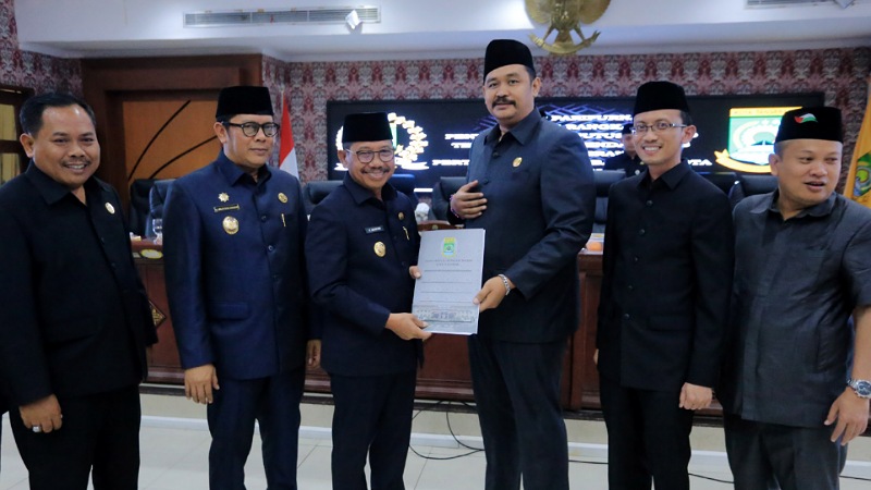 LKPJ 2024, DPRD Dorong Pemkot Tangerang Perbaiki 23 Aspek Strategis Wali Kota Tangeran Sachrudin menerima LKPJ 2024 dari DPRD Kota Tangerang. - Dok Pemkot Tangerang -
