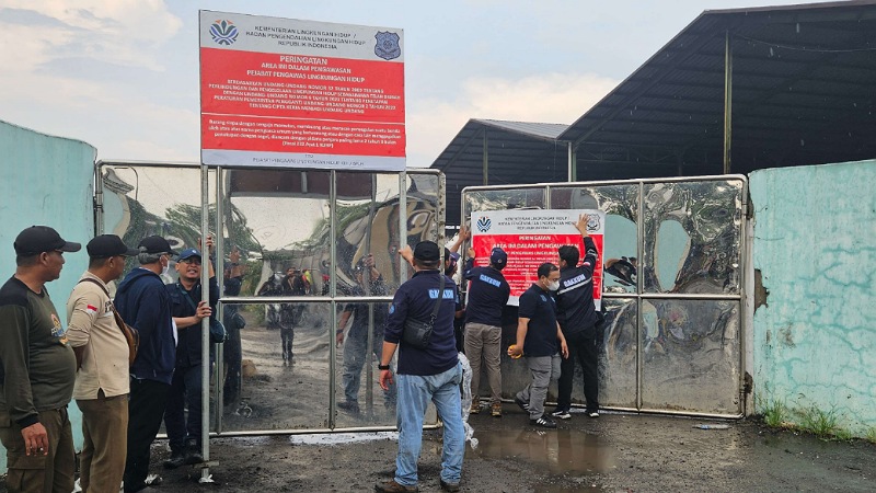 Menteri LH Segel Pabrik Limbah B3 di Tangerang: Bau Menyengat, Bahaya Mengintai! Kementerian Lingkungan Hidup memasang plang tanda segel atau penutupan paksa pabkik pengolahan limbah B3 ilegal di sejumlah pabrik di Kampung Bugel, Pasar Kemis - Foto: RRI.co.id -