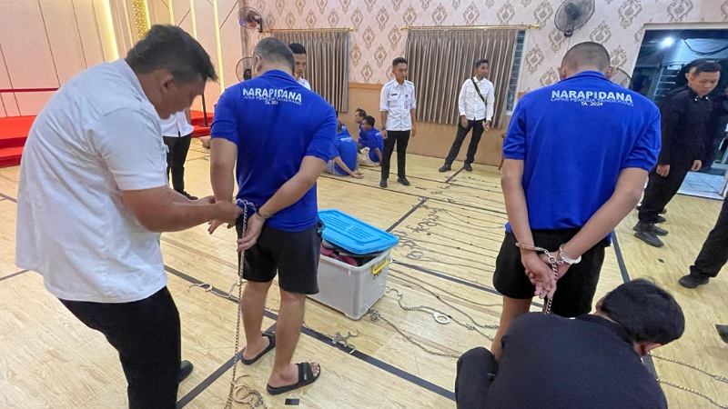 Narapidana Narkoba Lapas Tangerang Dipindahkan Ke Nusakambangan! Sebanyak 59 napi kasus narkoba berisiko tinggi (high risk) dipindahkan ke Lapas Super Maksimum Security di Nusakambangan, Rabu, 30 April 2025. - Foto: Dok Disway -