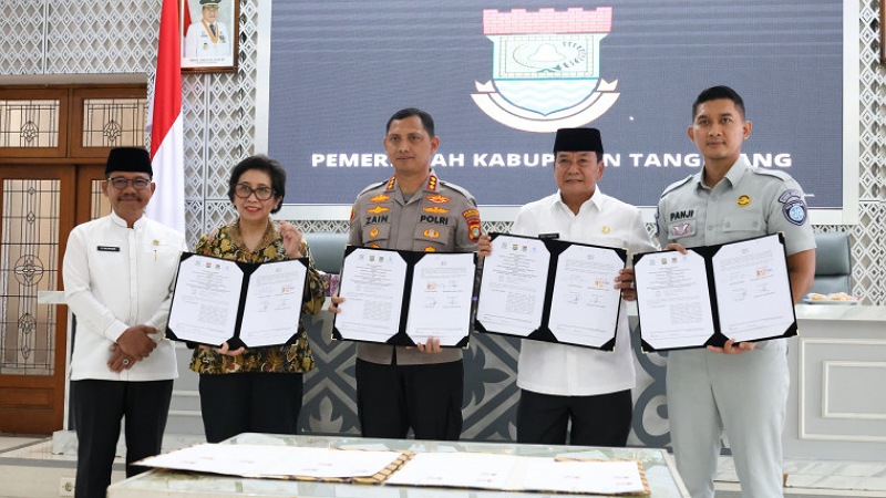 Pemkab Tangerang Teken Kesepakatan Program TACS Pemkab Tangerang menandatangani kesepakatan bersama Program Traffic Accident Claim System (TACS). - Dok Pemkab Tangerang -