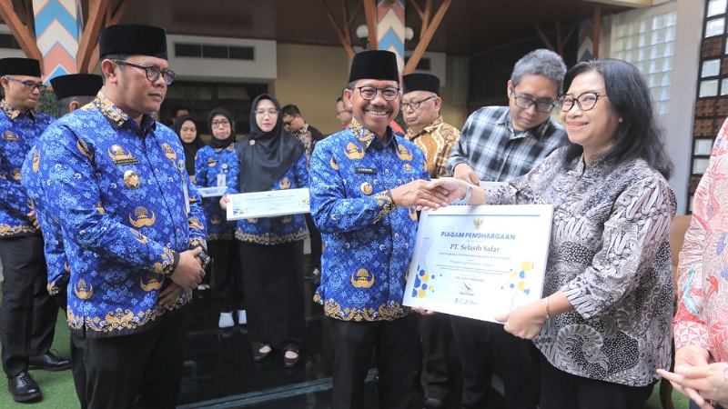 Wali Kota Tangerang Sachrudin memberikan penghargaan kepada 11 pengembang yang memberikan lahan PSU - Dok Pemkot Tangerang -