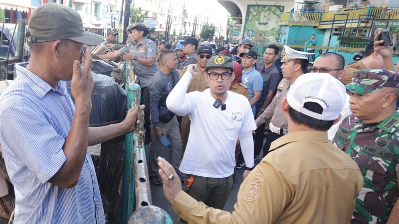 Wakil Wali Kota Tangsel Pilar Saga Ichsan turn gunung bersih pasar Ciputat dari lapak-lapak liar. - Foto: Amrin/RMN -