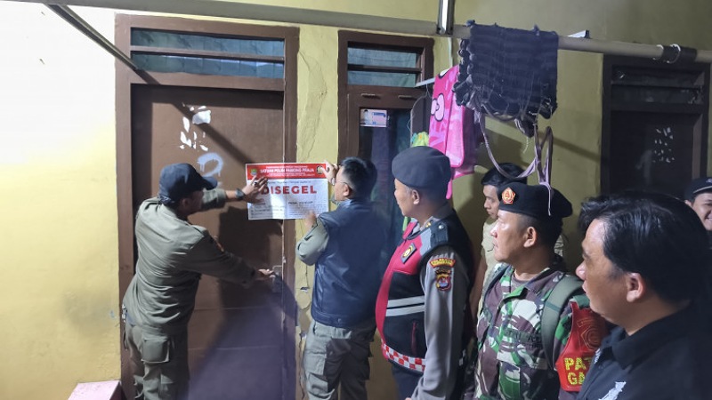 Prostitusi Online Merajalela di Kontrakan, Satpol PP Tangerang Geruduk Panongan! Sapol PP Kabupaten Tangerang menyegel kontrakan yang dijadikan tempat prostitusi online - Diskominfo Tangerang -