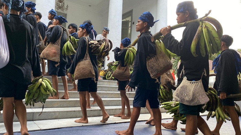 Ribuan Urang Kanekes Baduy Serahkan Amanat Leluhur ke Bapa Gède Sebanyak 1.769 Urang Kanekes Baduy, termasuk 69 dari Baduy Dalam, turun gunung dalam rangka Seba Baduy 2025 yang dinamai Seba Gède (Seba Besar). - Biro Adpimpro Banten -