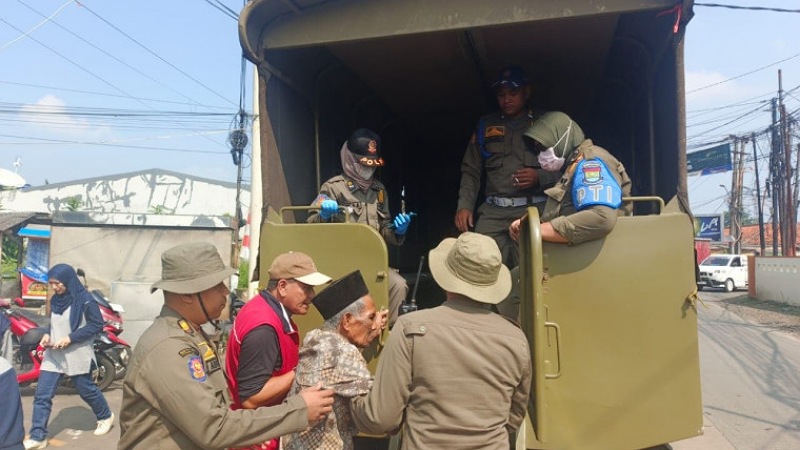 Satpol PP Tangerang Tertibkan Pengemis & Anak Jalanan,15 PMKS Terjaring! Satpol PP Tangerang tertibkan pengemis dan anak jalanan. - Diskominfo Kab. Tangerang -