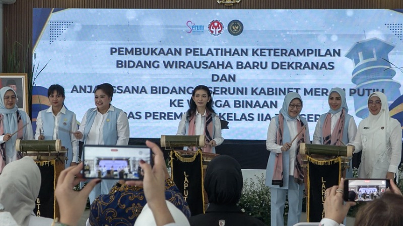 Selvi Gibran Dan Tinawati Andra Soni Datangi Lapas: Semua Orang Berhak Berkembang! Ketua Umum Dekranas Selvi Gibran dan Ketua Dekranasda Banten Tinawati Andra Soni di Lapas Perempuan Kelas II A Tangerang, - Biro Adpimpro Banten -