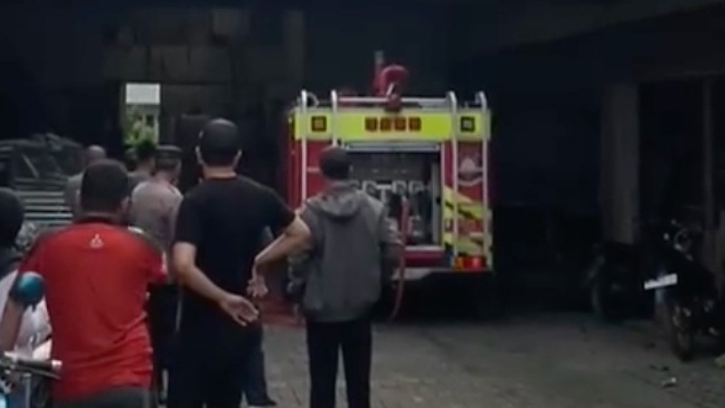 Sigap! BPBD Kota Tangerang Padamkan Kebakaran Gudang dalam 40 Menit BPBD Kota Tangerang padamkan kebakaran Gudang dalam 40 menit. - Dok Pemkot Tangerang -