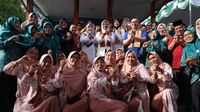 Tinawati Andra Soni: New Posyandi Bukan Sekedar Konsep, Tapi Gerakan! Ketua TP Posyandu Provinsi Banten Tinawati Andra Soni berfoto bersama di Posyandu Cendrawasih 2 Kota Cilegon. - Biro Adpimpro Banten -