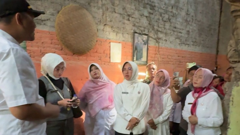 Tinawati Tinjau Rumah Roboh di Kasemen, Ini Pesan Kemanusiaannya