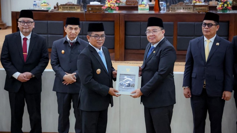 Gubernur Banten Andra Soni menerima Opini WTP yang diserahkan Anggota V BPK RI Bobby Adhityo Rizaldi dalam Rapat Paripurna DPRD Banten, Rabu (30/4/2025), di KP3B. - Biro Adpimpro Banten -