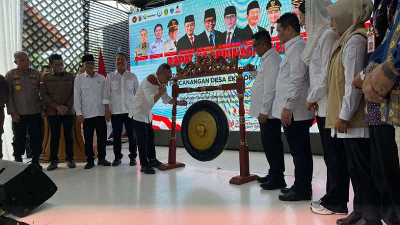 Zulhas Gaspol Koperasi Desa Merah Putih! Desa Miskin Harus Tinggal Cerita! Menko Bidang Perekonomian, Zulkifli Hasan membuka Rakor Daerah Percepatan Pembentukan Koperasi Merah Putih di Kabupaten Pandeglang, Kamis (8/5/2025). - Dok. Pemkab Pandeglang -