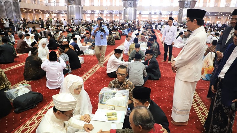 100 Pasangan Nikah Masal di Istiqlal! Sah, Dapat Modal, Dapat Liburan! Menteri Agama Nasaruddin Umar menyaksikan prosesi Nikah Masal yang dilaksanakan di Istiqlal, Sabtu (28/6/2025) - Foto: Dok Kemenag -