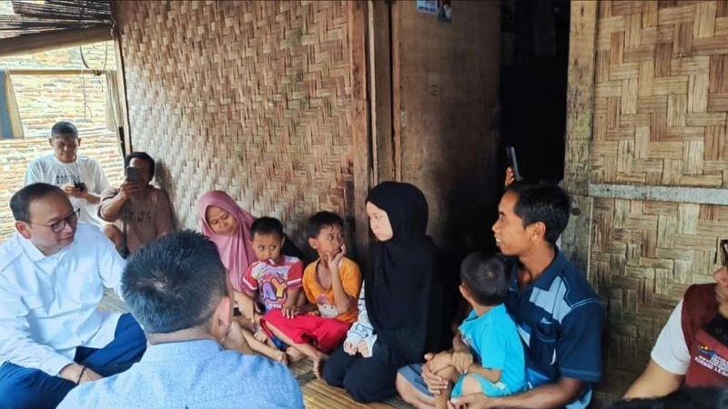 100 Siswa Kurang Mampu di Lebak Siap Tempuh Pendidikan di Sekolah Rakyat Kunjungan Sekjen Kemensos RI bersama Bupati Lebak, ke keluarga salah satu calon siswa sekolah Rakyat di Kecamatan Maja - Foto: Protokol Lebak -