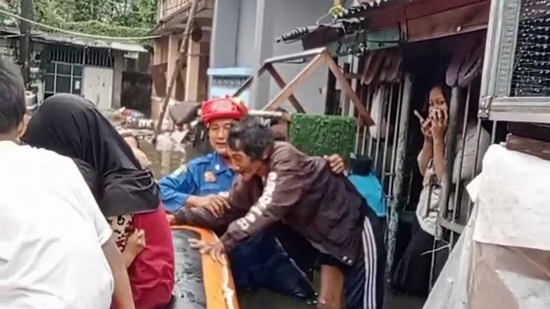 280 KK Terdampak Banjir di Kota Tangerang, Posko dan Kisdam Didirikan! Petugas sedang mengevakuasi warga yang terdampak banjir di Kota Tangerang - Dok Pemkot Tangerang -