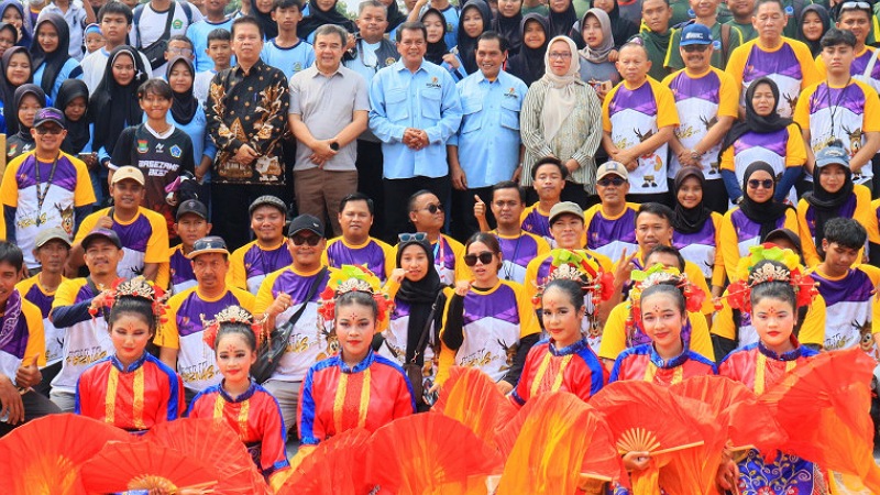 907 Pelajar Adu Tangguh Main Egrang & Gebug Bantal di Tangerang Pejabat Pemkab Tangerang berfoto bersama dengan peserta invitasi olahraga tradisional di Alun-alun Tigaraksa, Puspemkab Tangerang, Sabtu (21/6/2025). - Foto: Dok. Pemkab Tangerang -