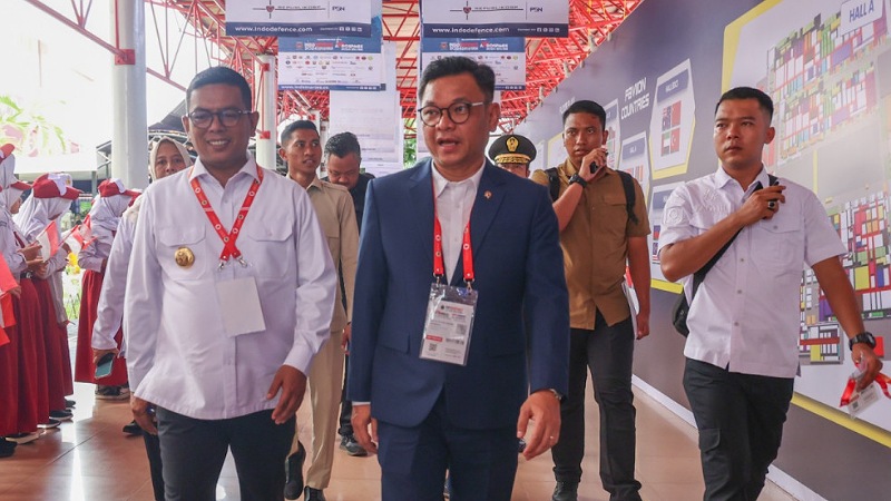 Andra Soni Hadir, Prabowo Menggelegar: "Lebih Baik Mati, Daripada Dijajah Kembali!" Gubernur Banten Andra Soni beriingan besama Gubernur Lemhannas Tb Ace Hasn Syadzily menghadiri Indo Defence 2025 - Biro Adpimpro Banten -