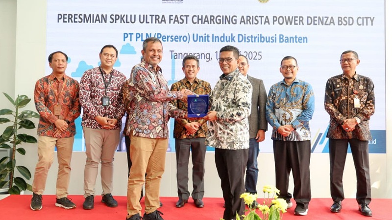 Andra Soni Resmikan SPKLU Ultra Fast di BSD: Listrik Siap Gantikan Bensin! Gubernur Banten Andra Soni meresmikan SPKLU Ultra Fast Charging milik Arista Power di Denza Tower, BSD City, Selasa (17/6/2025). - Biro Adpimpro Banten -