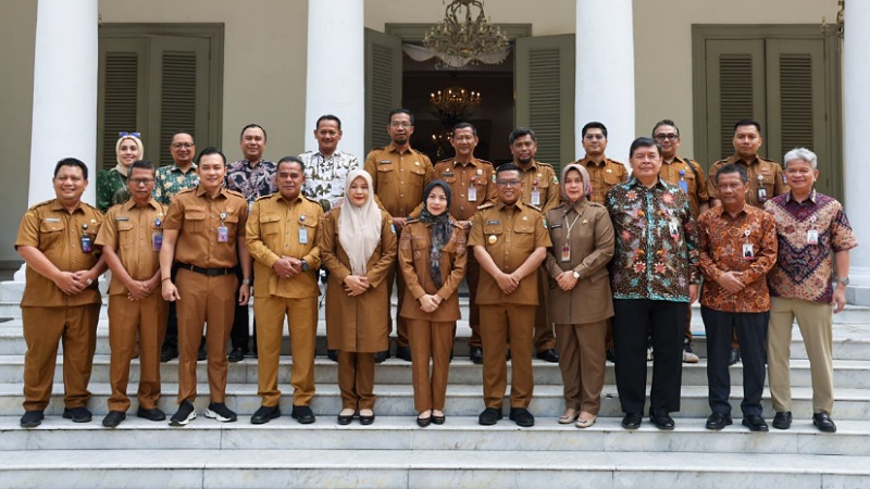 Gubernur Banten Andra Soni menerima silaturahmi Bupati Serang Ratu Rachmatuzakiyah membahas berbagai isu strategis. - Foto: Biro Adpimpro Serang -