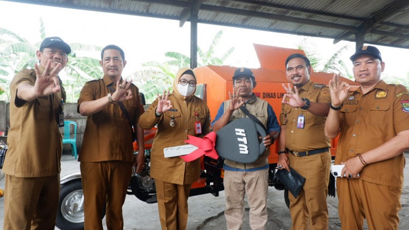 Bantuan Gerobak Motor Sampah! Wabup Intan Dorong TPS3R Garda Terdepan Atasi Sampah!