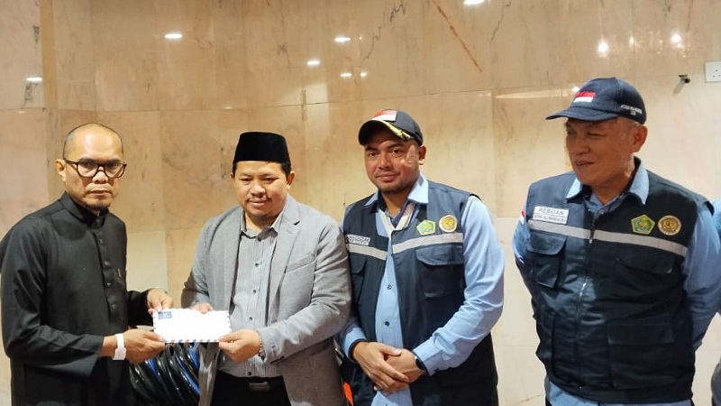 BPKH Minta Maaf! Makan Telat, Duit Ganti Rugi Buat 20 Ribu Jemaah Cair Chief Operating Officer BPKH Limited, Iman Ni’matullah salurkan dana kompensasi kepada jemaah yang tidak mendapat makanan - Foto: Kemenag -
